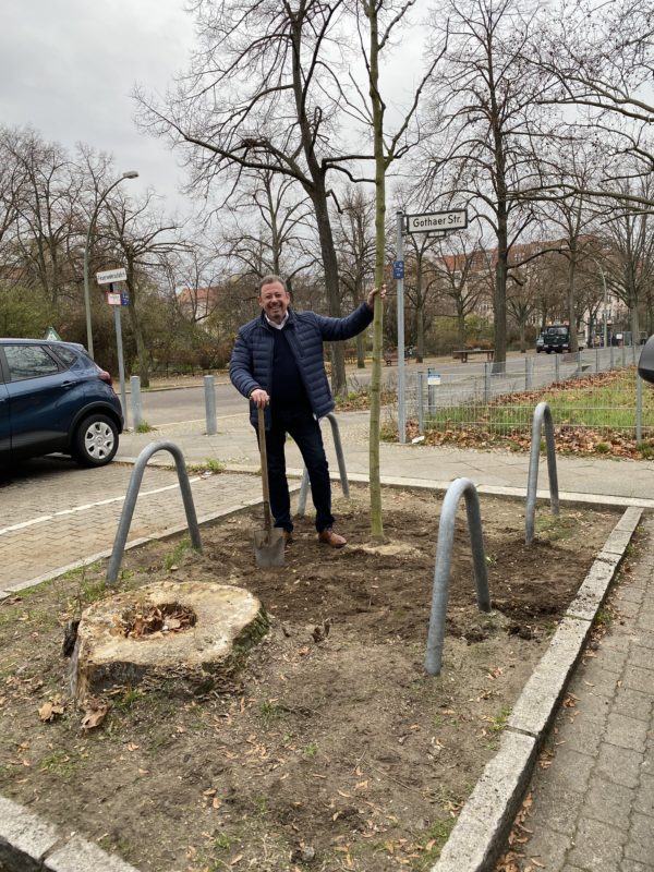 PING pflanzt einen weiteren Baum für die gesunde Luft in Berlin